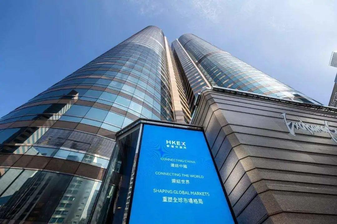 ETF投资者面临比特币下跌压力，一亿美元清算，恐慌性抛售风险分析